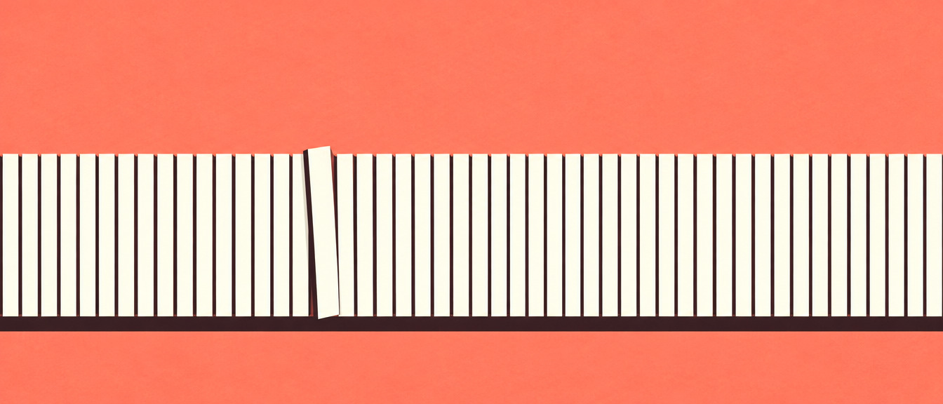Een lange plank met identieke platenhoezen, waarvan er één iets naar voren is getrokken